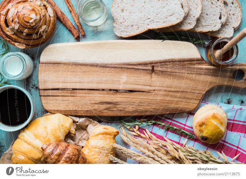 frisches Brot und Backwaren auf Holz Lebensmittel Croissant Essen Frühstück Kaffee Lifestyle alt hell klug Farbfoto Gedeckte Farben Morgen