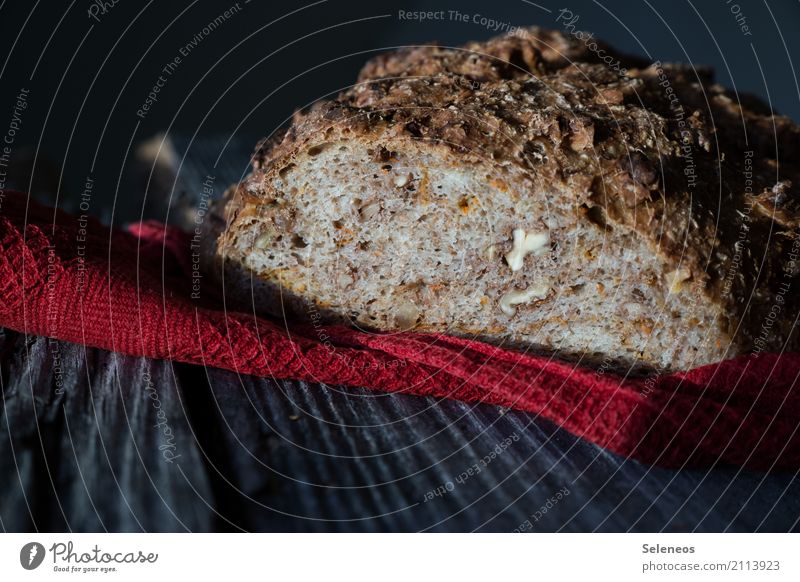 mit Nüssen Lebensmittel Teigwaren Backwaren Brot Ernährung Abendessen Bioprodukte Vegetarische Ernährung Gesundheit lecker backen Nuss Walnuss Farbfoto