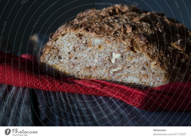 frisch gebackenes Möhrenbrot Lebensmittel Teigwaren Backwaren Brot Nuss Walnusskern Ernährung Bioprodukte Diät Gesundheit lecker Krustenbrot Farbfoto