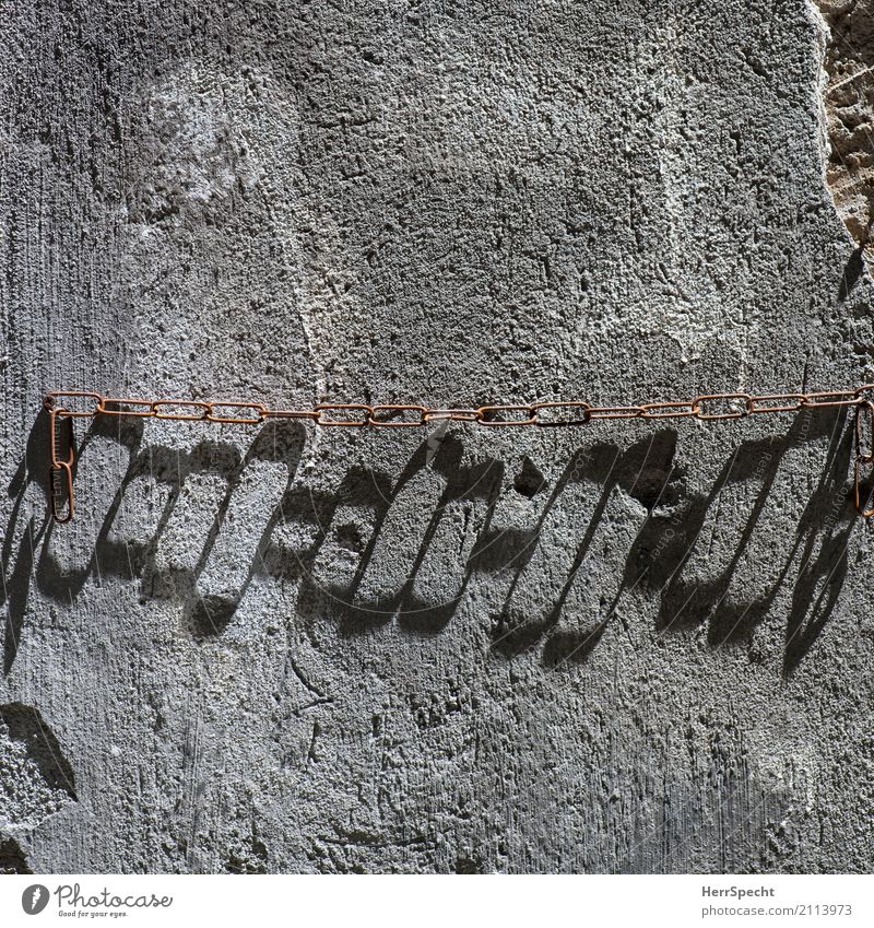 Schattenkette Mauer Wand Metall Rost ästhetisch außergewöhnlich Schattenspiel Kette Kettenglied vergrößert Farbfoto Gedeckte Farben Außenaufnahme Nahaufnahme