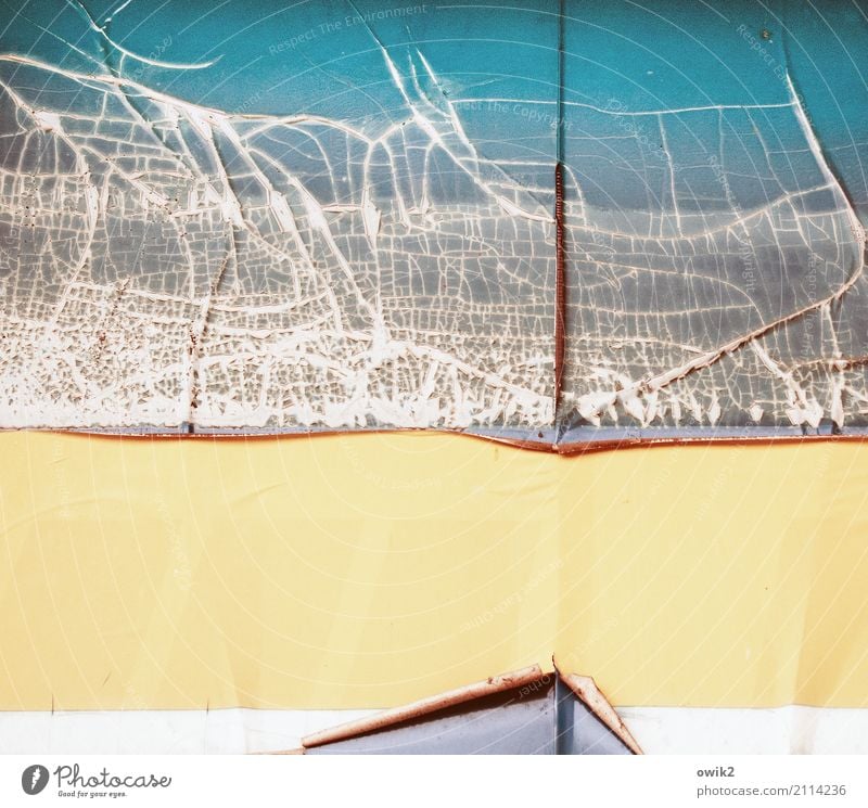 Topographie Kunstwerk Sammlerstück Werbeschild Firmenschilder Kunststoff alt dehydrieren gelb rot silber weiß Vergänglichkeit Riss gerissen Farbe Zahn der Zeit