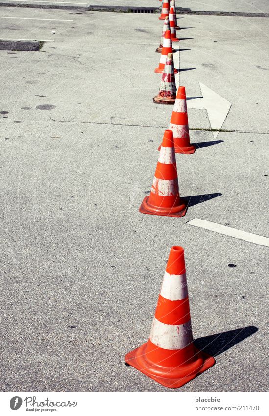 Vorsichtig aus der Reihe tänzeln Menschenleer Straße grau weiß Verkehr Platz kegelförmig Baustelle Warnhinweis Verbote Asphalt orange Warnschild Farbfoto