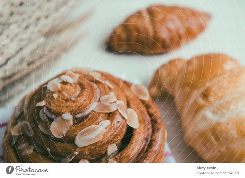 frisches Brot und Backwaren auf Holz Teigwaren Brötchen Croissant Frühstück Mittagessen Abendessen Diät Kaffee Tisch Küche natürlich braun weiß Tradition