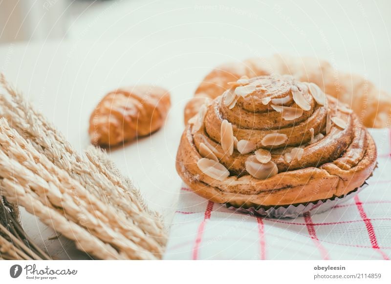 frisches Brot und Backwaren auf Holz Lebensmittel Teigwaren Brötchen Croissant Frühstück Mittagessen Abendessen Diät Kaffee Lifestyle Tisch Küche natürlich