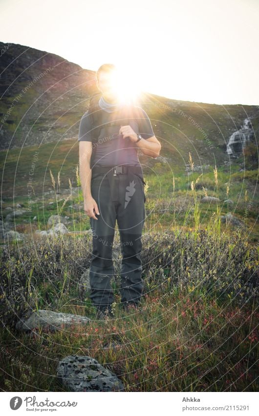 Sonnengott Ferien & Urlaub & Reisen Abenteuer Ferne Berge u. Gebirge wandern Junger Mann Jugendliche Natur Gras Berghang Lappland Erholung leuchten Stimmung