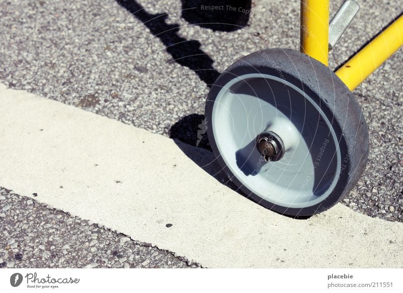 Die Post auf dem Straßenstrich Dienstleistungsgewerbe Metall gelb grau schwarz weiß Material rund Linie Streifen Rad Verkehrswege Rolle Farbfoto Außenaufnahme