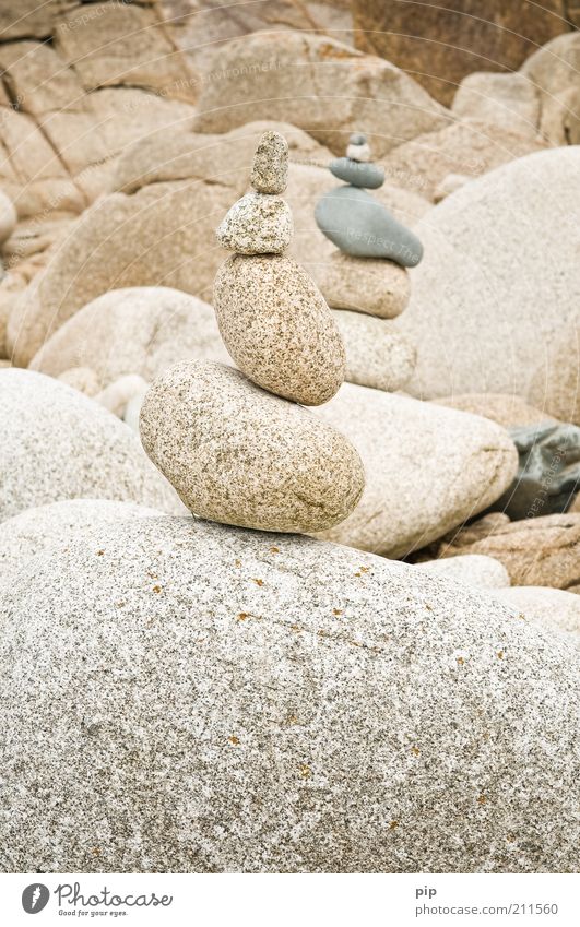 steinzeit, alter Umwelt Landschaft Urelemente Felsen Küste Stein Haufen Turm Steinhaufen steinturm kalt rund grau weiß aufeinander schwer bauen Stapel