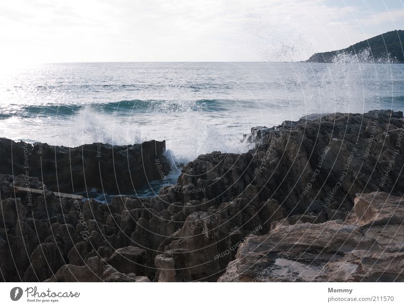 Fels in der Brandung Wasser Wassertropfen Himmel Wolken Sonne Schönes Wetter Felsen Wellen Küste Bucht Meer Ferien & Urlaub & Reisen Farbfoto Außenaufnahme