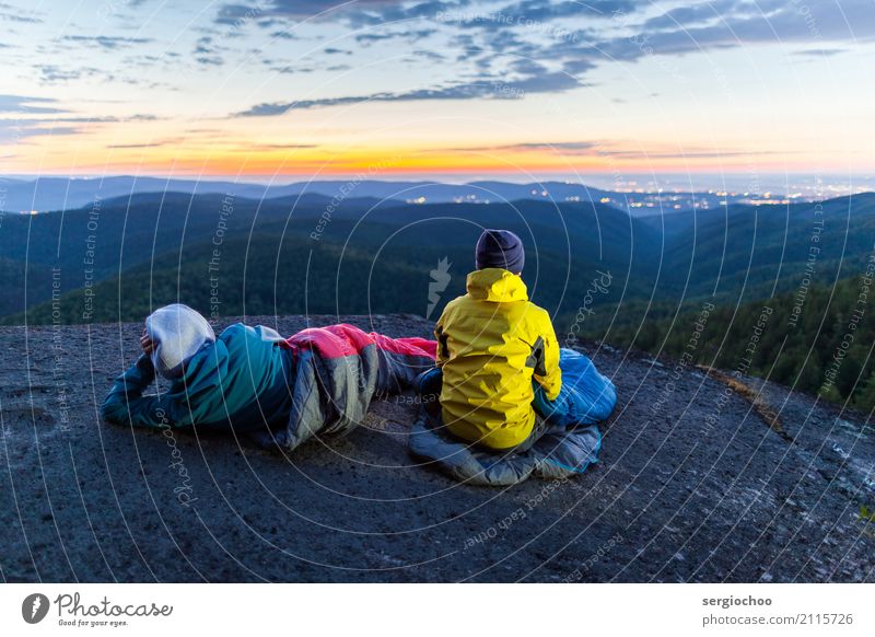 Betrachtung wandern Klettern Frau Erwachsene Mann Freundschaft Paar 2 Mensch 18-30 Jahre Jugendliche Natur Landschaft Himmel Wolken Nachthimmel Sonnenaufgang