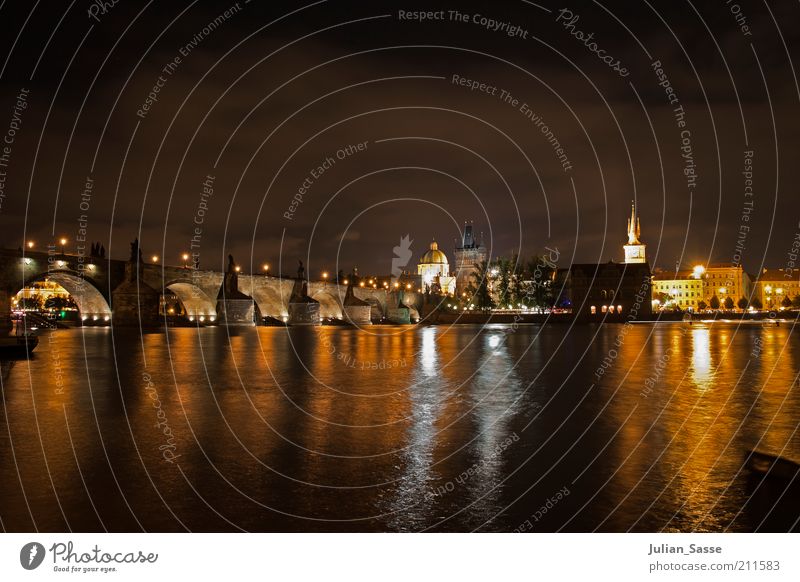 Karlsbrücke bei Nacht Umwelt Natur Wasser Prag Hauptstadt Stadtzentrum Altstadt bevölkert Haus Kirche Dom Brücke Bauwerk Gebäude Architektur Mauer Wand Terrasse