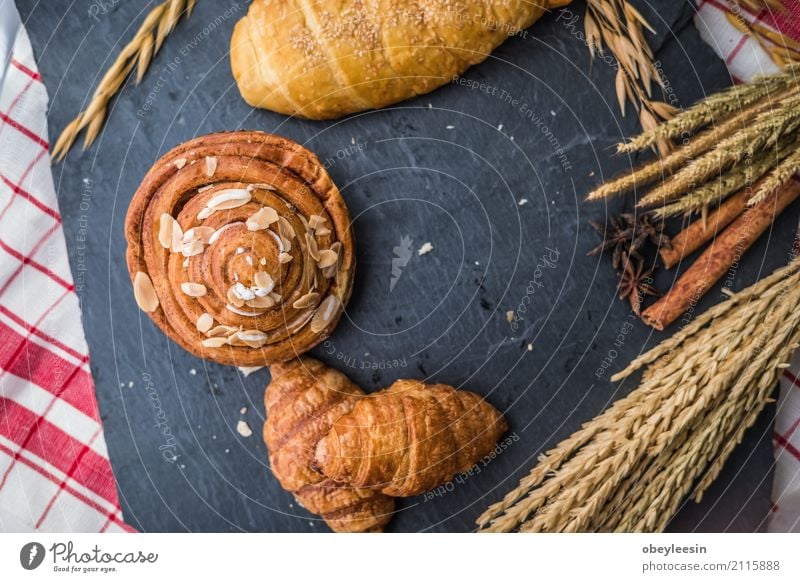 frisches Brot und Backwaren auf Holz Teigwaren Brötchen Croissant Frühstück Mittagessen Abendessen Diät Kaffee Tisch Küche natürlich braun weiß Tradition