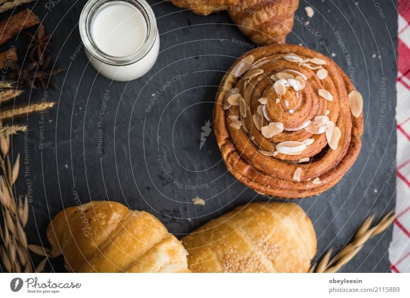 frisches Brot und Backwaren auf Holz Teigwaren Brötchen Croissant Frühstück Mittagessen Abendessen Diät Kaffee Tisch Küche natürlich braun weiß Tradition