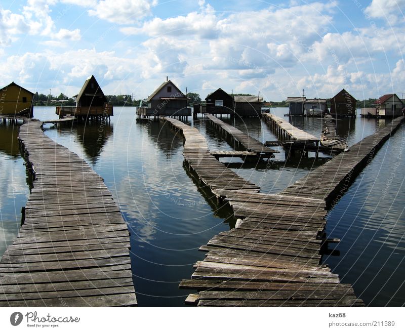 Männerträume Fischerdorf Kleinstadt Hafenstadt bevölkert Haus Hütte Gebäude Architektur Wege & Pfade Brücke Holz Wasser Häusliches Leben Billig blau ruhig