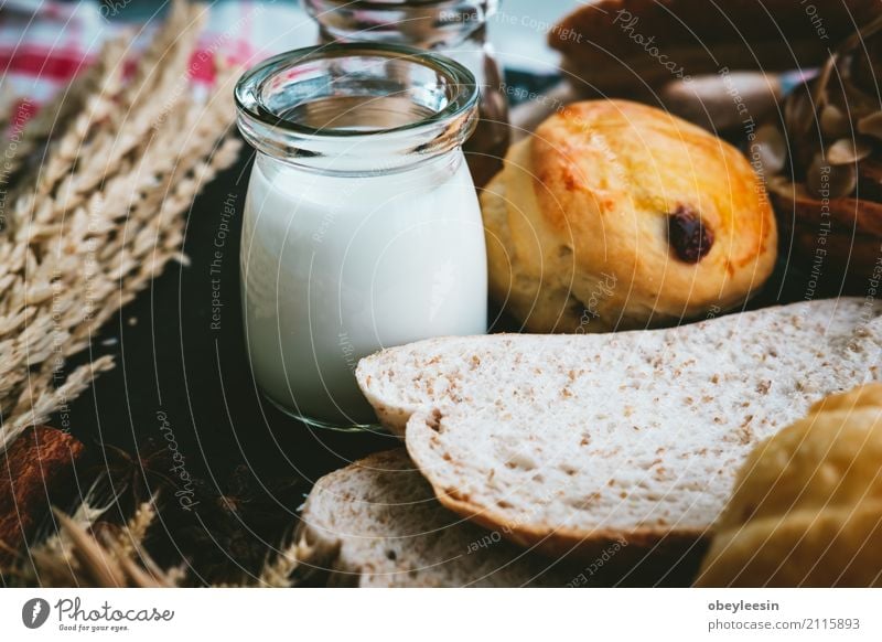 frisches Brot und Backwaren auf Holz Teigwaren Brötchen Croissant Frühstück Mittagessen Abendessen Diät Kaffee Tisch Küche natürlich braun weiß Tradition