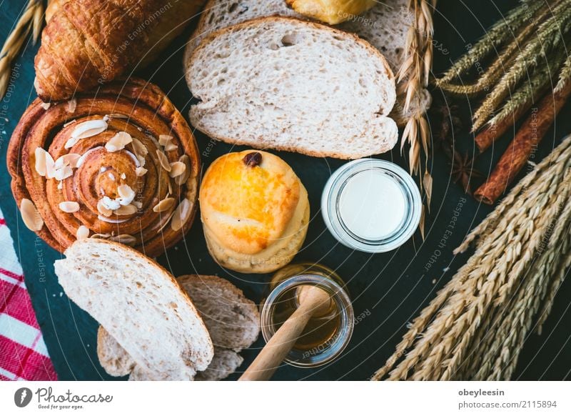 frisches Brot und Backwaren auf Holz Teigwaren Brötchen Croissant Frühstück Mittagessen Abendessen Diät Kaffee Tisch Küche natürlich braun weiß Tradition