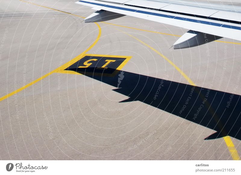 Bitte bleiben Sie noch angeschnallt sitzen, bis .... Schönes Wetter Luftverkehr Flugzeug Flughafen Landebahn Flugzeugausblick gelb grau Ferien & Urlaub & Reisen