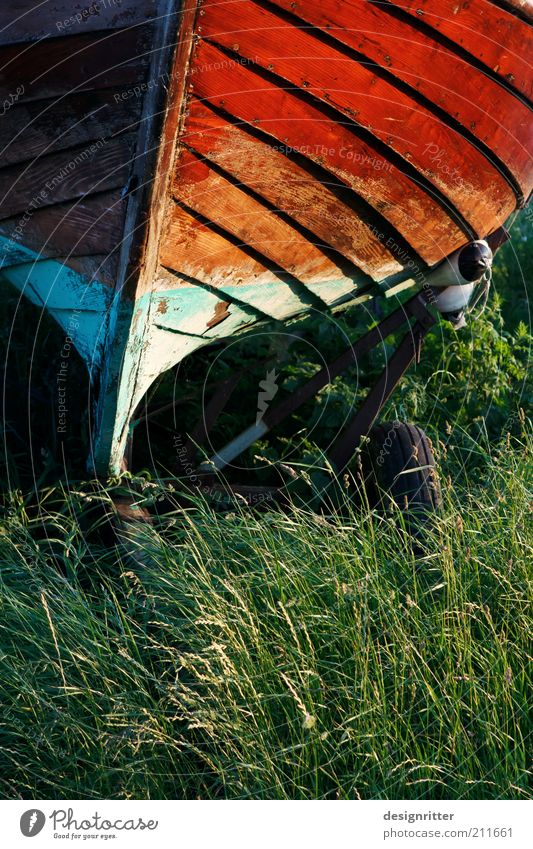 Fischers Feierabend Fischereiwirtschaft Fischerboot ruhig Saison Saisonende Saisonarbeit Farbfoto Außenaufnahme Menschenleer Textfreiraum unten Holzboot