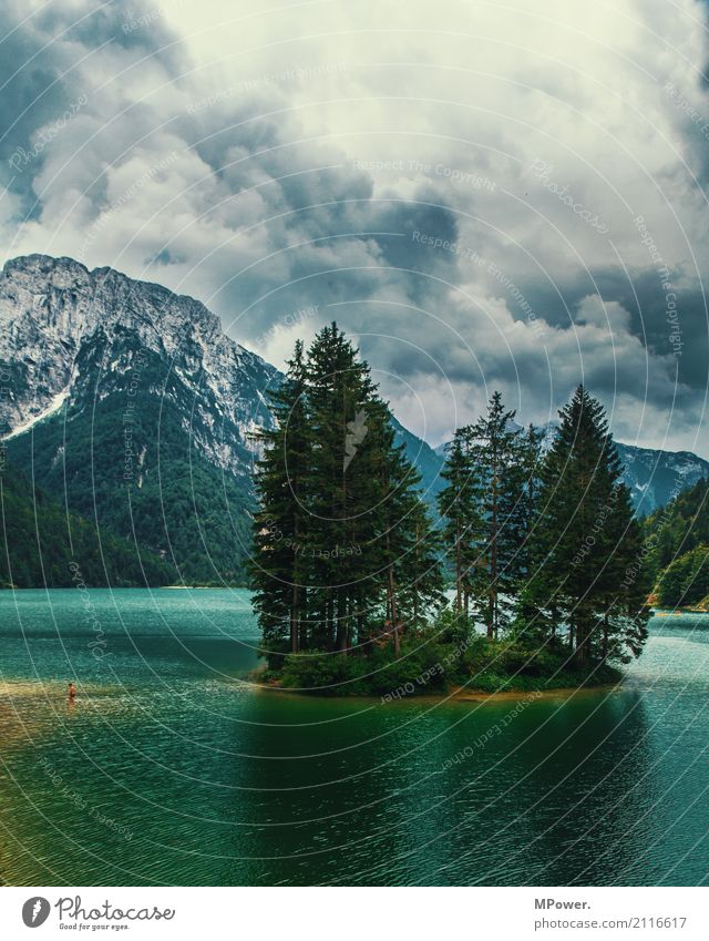 der raibler see Umwelt Landschaft Urelemente Wolken Gewitterwolken schlechtes Wetter Unwetter Baum Wald Alpen Berge u. Gebirge Gipfel Seeufer ästhetisch Italien