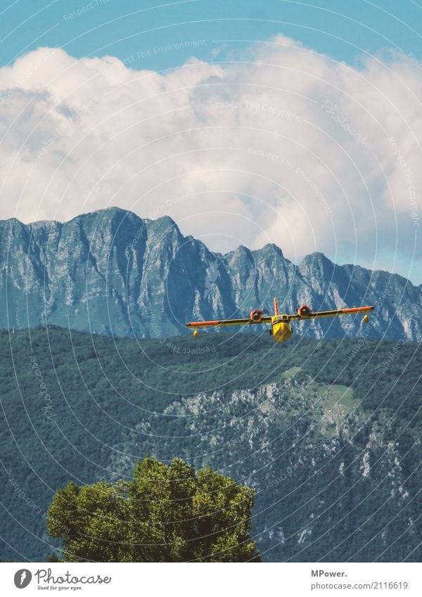 im tiefflug Umwelt Landschaft Schönes Wetter Baum Alpen Berge u. Gebirge Gipfel Verkehr Verkehrsmittel Luftverkehr Flugzeug Propellerflugzeug Wasserflugzeug