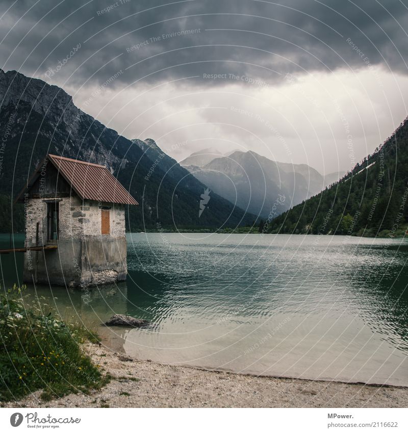 laggo Natur Landschaft Gewitterwolken Sommer schlechtes Wetter Unwetter Wind Regen Alpen Berge u. Gebirge Gipfel See dunkel Stimmung Gebirgssee Hütte Italien