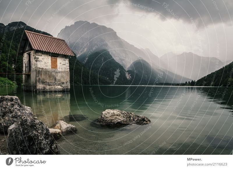 der raibler see Umwelt Natur Landschaft Gewitterwolken Sommer schlechtes Wetter Unwetter Wind Regen Alpen Berge u. Gebirge Gipfel See dunkel Stimmung Gebirgssee