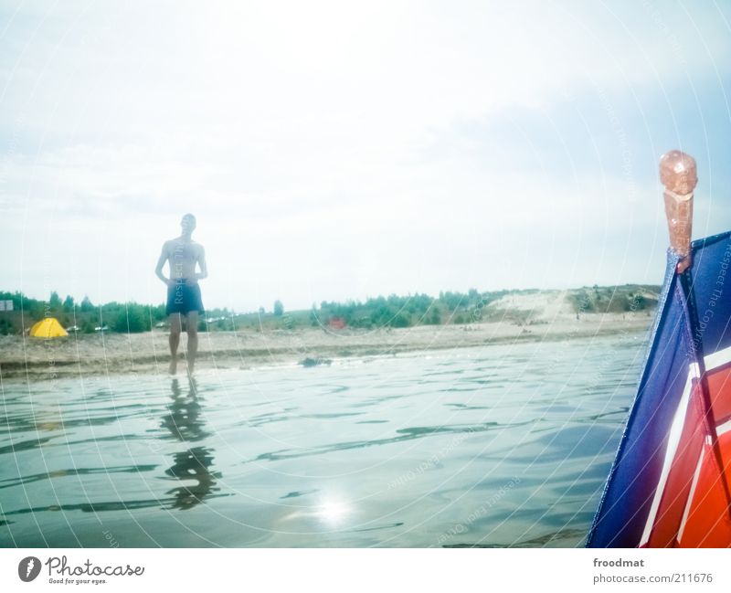 sonnenschirm Schwimmen & Baden Freizeit & Hobby Ferien & Urlaub & Reisen Mensch maskulin Junger Mann Jugendliche Erwachsene Umwelt Natur Sand Wasser Himmel