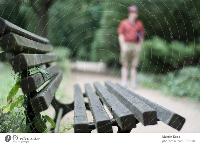 :: 100 :: chilloutzone Mensch maskulin Erwachsene Leben Bank Pause Parkbank Erholung Hut Holzbank Wege & Pfade Spaziergang Farbfoto Gedeckte Farben Unschärfe