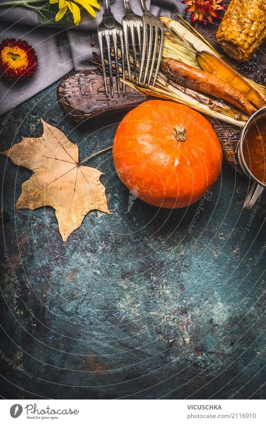 Herbstgerichte mit Kürbis kochen Lebensmittel Gemüse Ernährung Bioprodukte Vegetarische Ernährung Geschirr Besteck Stil Design Gesunde Ernährung Winter Tisch