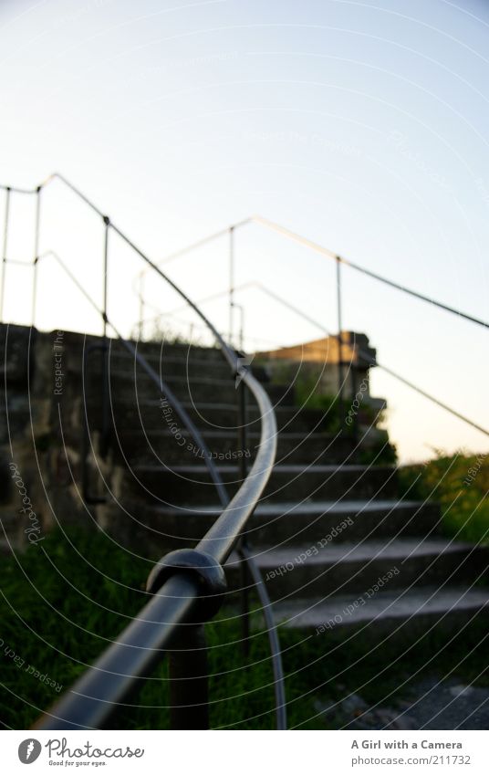 von oben weht der Wind Himmel Schönes Wetter Hügel Stein Metall entdecken alt schwarz Vergangenheit Vergänglichkeit hoch Burgturm Burgmauer Burgruine Ruine