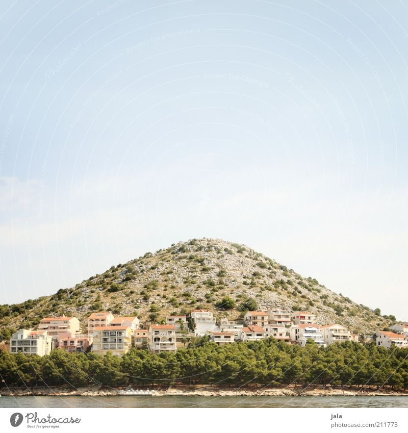 lummerland Sommer Meer Insel Berge u. Gebirge Landschaft Himmel Schönes Wetter Pflanze Baum Hügel Küste Kroatien Dorf Haus schön klein Farbfoto Außenaufnahme