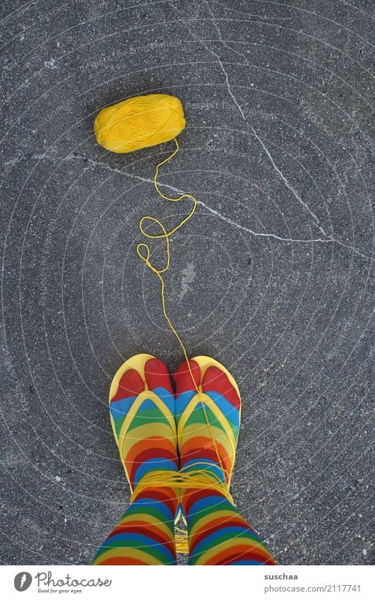 verwicklungen Beine Fuß Schuhe Strümpfe gestreift verrückt schräg seltsam Pippi Langstrumpf mehrfarbig gelb Flipflops Außenaufnahme Straße Asphalt stehen Wolle