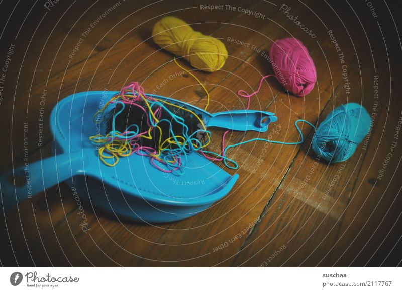 aufräumen Reinigen Haushalt dreckig Kehrbesen Schaufel Holzfußboden Kehren Wolle Wollfaden Wollknäuel Handarbeit durcheinander Irritation mehrfarbig blau