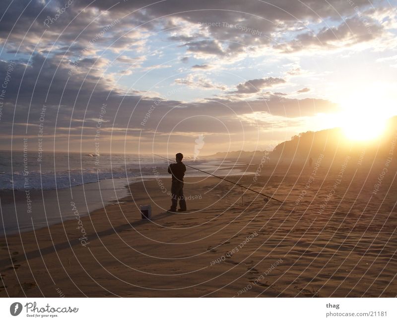 strandfischer Strand Meer Sonnenuntergang Wellen Wolken Fischer Angeln Gegenlicht Himmel Sand