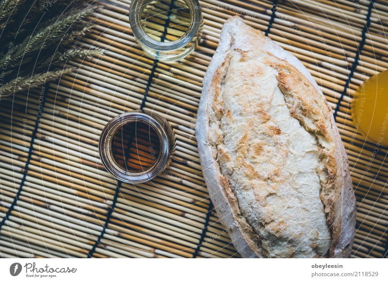 frisches Brot und Backwaren auf Holz Fleisch Käse Frucht Brötchen Frühstück Diät Getränk Saft Kaffee Teller Tisch hell lecker natürlich Lebensmittel melken