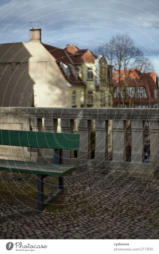 Bank ruhig Stadt Altstadt Haus Architektur Idee Leben Pause stagnierend Zeit Geländer Pflastersteine Aussicht Eisenach Winter Lebensraum möglich trist kalt