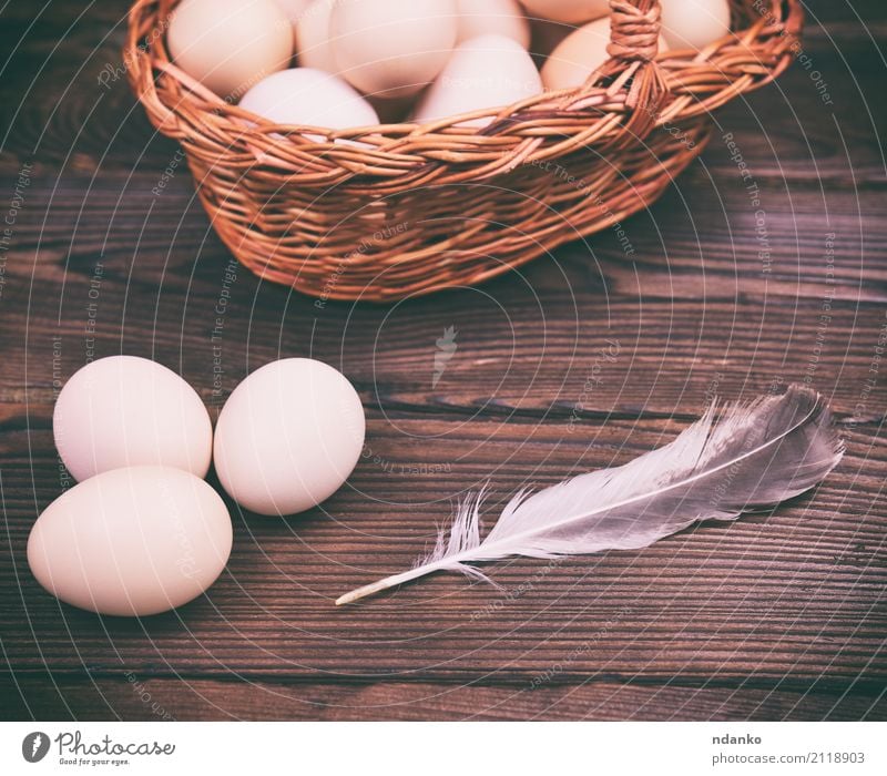 Rohe Hühnereier Essen Frühstück Diät Tisch Ostern Natur Holz frisch natürlich oben Tradition Hähnchen organisch Ei Bauernhof geschmackvoll Gesundheit Panzer