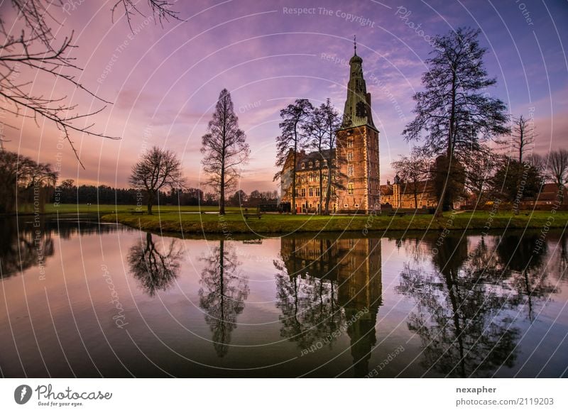 Schloss-Reflektionen mit Sonneuntergang Tourismus Ausflug Sommer Winter Traumhaus Landschaft Wolken Sonnenaufgang Sonnenuntergang Baum See Menschenleer