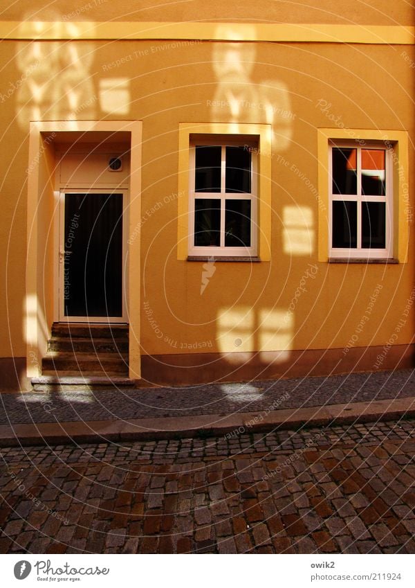 Blendwerk Bautzen Lausitz Deutschland Kleinstadt Haus Einfamilienhaus Mauer Wand Treppe Fassade Fenster Tür Straße Bürgersteig Kopfsteinpflaster Stein Glas