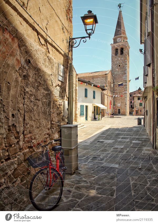 italienisches dorf Dorf Menschenleer Haus Kirche Dom Bauwerk Gebäude Mauer Wand Sehenswürdigkeit Wahrzeichen Denkmal alt Italien rot Fahrrad Laterne Stein