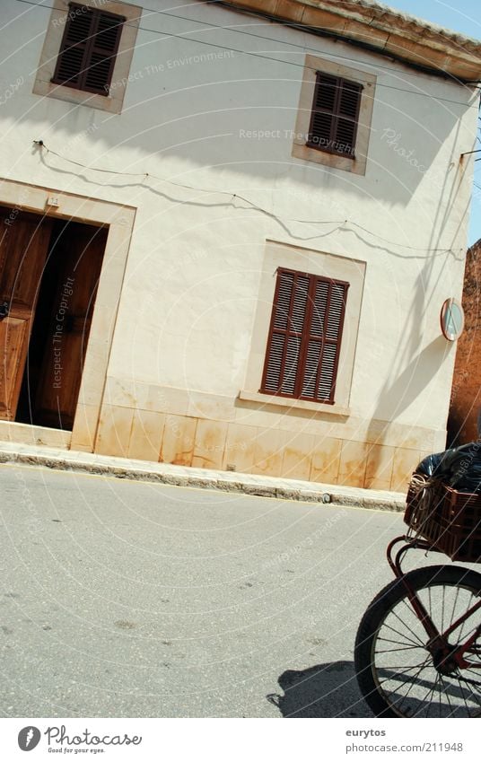 Drahtesel Sommer Dorf Kleinstadt Altstadt Menschenleer Haus Bauwerk Gebäude Mauer Wand Fassade Verkehr Verkehrswege Straßenverkehr Fahrrad Bewegung fahren