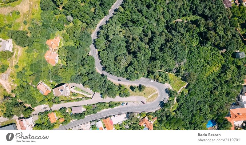 Vogelperspektive der Straße durch Karpaten-Gebirgswald laufend Umwelt Natur Landschaft Erde Sommer Baum Wald Berge u. Gebirge brasov Rumänien Kleinstadt Stadt