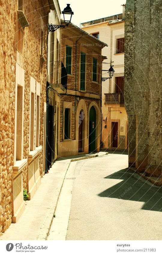 Siesta Ferien & Urlaub & Reisen Tourismus Sightseeing Städtereise Sommer Sommerurlaub Dorf Kleinstadt Stadtzentrum Altstadt Menschenleer Haus Bauwerk Gebäude