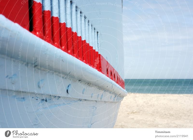 Die rote Linie. Ferien & Urlaub & Reisen Umwelt Natur Urelemente Sand Wasser Himmel schlechtes Wetter Nordsee Schifffahrt Fischerboot Holz Metall liegen warten