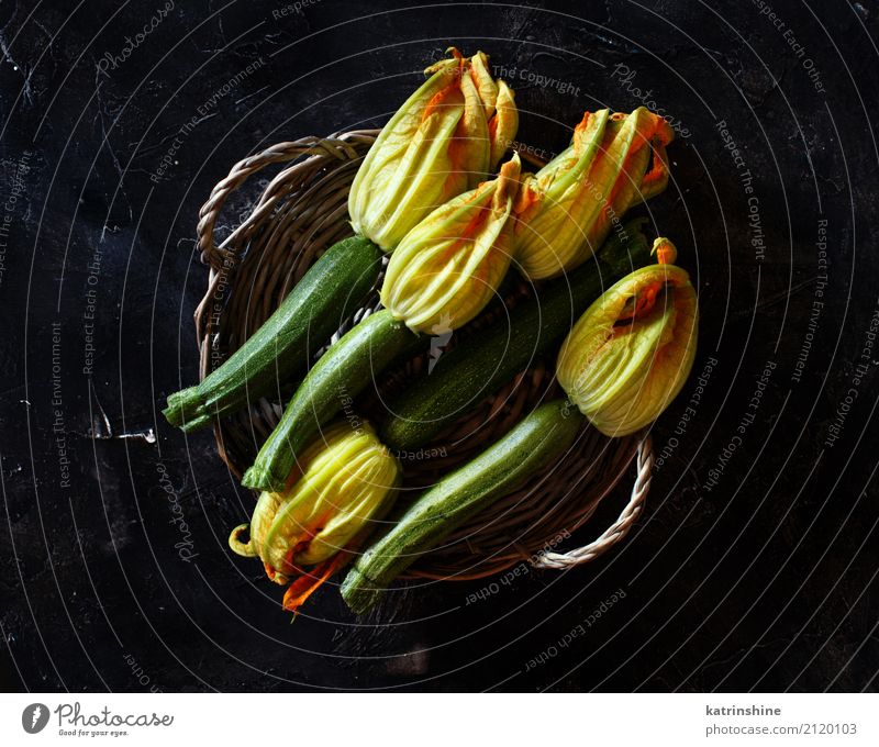 Zucchini mit Blumen auf einer Draufsicht des dunklen Hintergrundes Lebensmittel Gemüse Ernährung Vegetarische Ernährung Tisch Menschengruppe dunkel frisch gelb