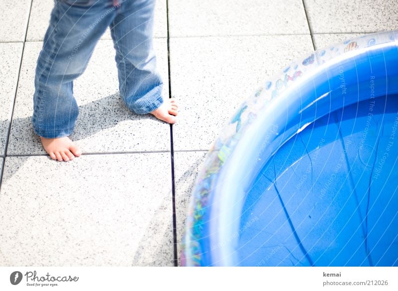 Baden Freizeit & Hobby Sommer Häusliches Leben Balkon Terrasse Mensch Kind Kleinkind Mädchen Kindheit Beine Fuß 1 1-3 Jahre Wasser Jeanshose blau Barfuß heiß