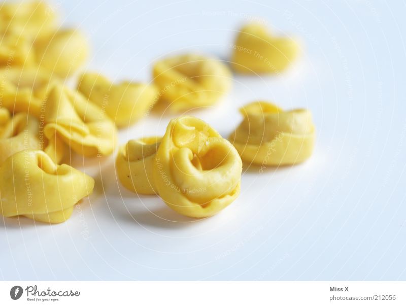 Tortellini Lebensmittel Ernährung Mittagessen Abendessen Bioprodukte Vegetarische Ernährung Italienische Küche klein lecker Nudeln trocken roh selbstgemacht