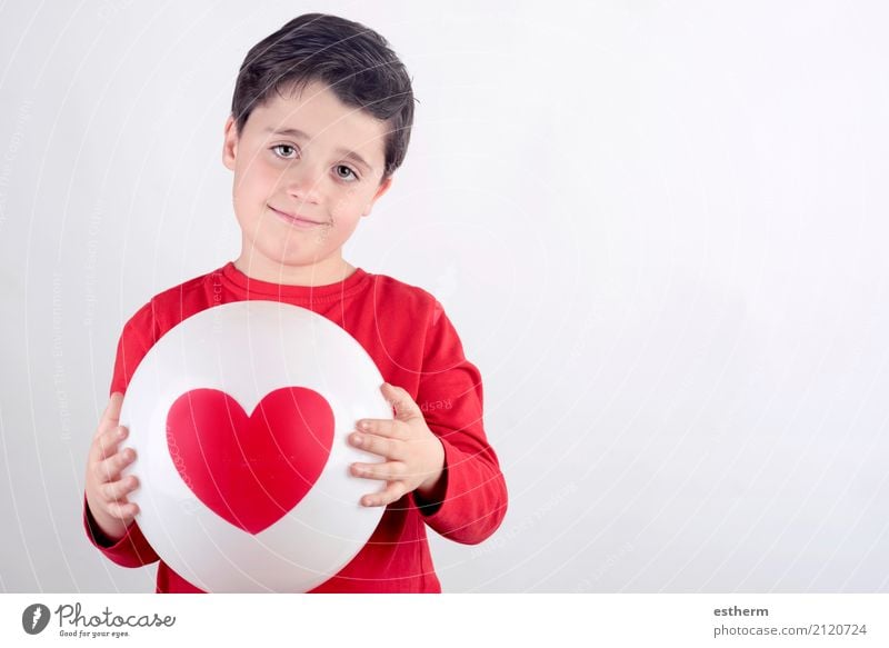 Lächelndes Kind mit einem Herzen Lifestyle Gesundheit Gesundheitswesen Feste & Feiern Valentinstag Muttertag Mensch maskulin Kleinkind Junge Kindheit 1