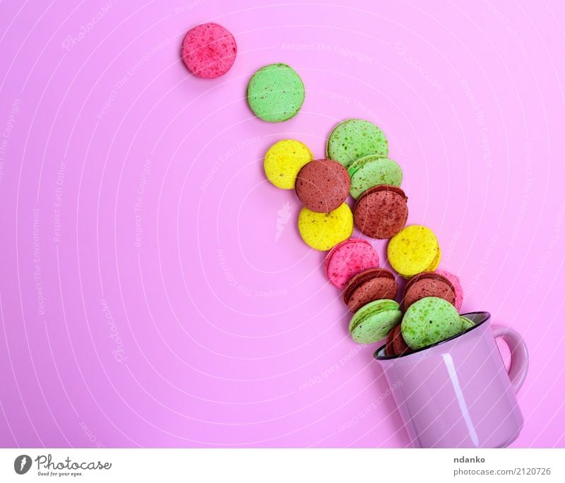 Macarons auf einem rosa Hintergrund Dessert Süßwaren Tasse Becher Gastronomie Essen hell lecker braun gelb grün Tradition farbenfroh süß Kuchen Backwaren Kekse