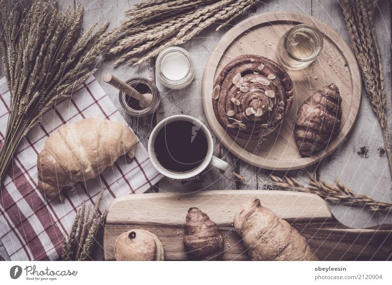 Kaffee und frisches Brot zum Frühstück serviert Getränk Espresso Löffel kaufen Leben Tisch Küche Stoff Holz alt dunkel heiß natürlich braun schwarz Café Koffein