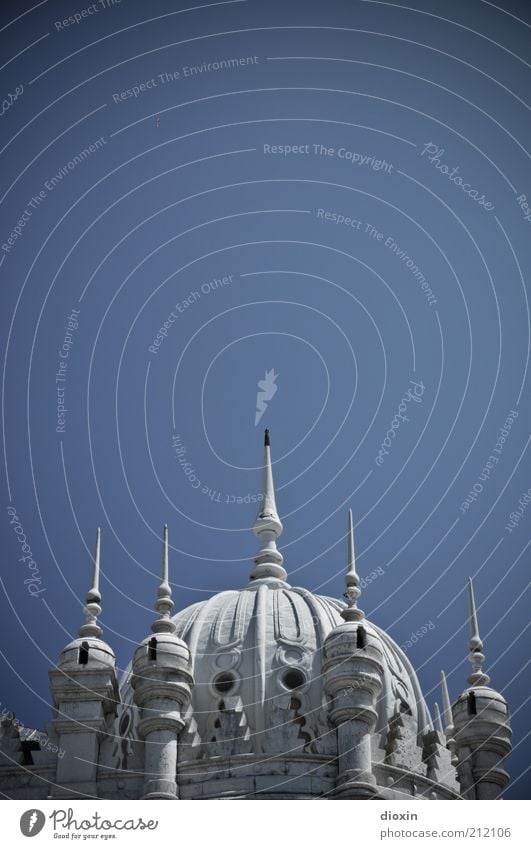 Pickelhaube Städtereise Lissabon Portugal Europa Haus Bauwerk Gebäude Architektur Dach Spitze blau weiß Farbfoto Außenaufnahme Menschenleer Textfreiraum oben